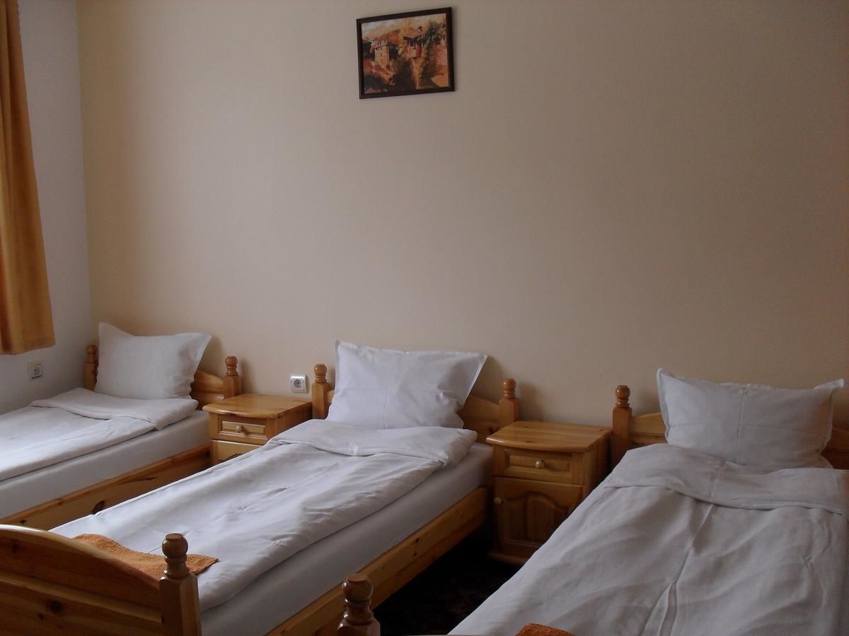 Отель Family Hotel Byalata Kashta Баните