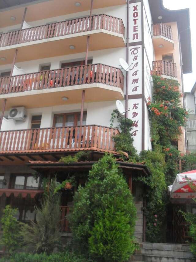 Отель Family Hotel Byalata Kashta Баните-3