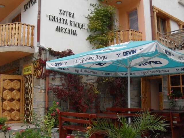 Отель Family Hotel Byalata Kashta Баните-19